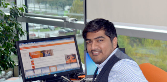 Mladi volonter iz Pakistana pomaže teško obolelim pacijentima