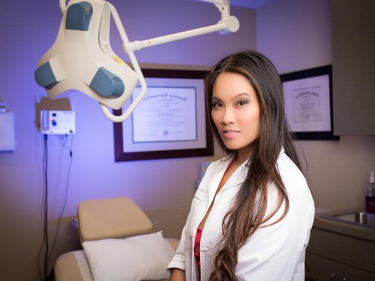 Upoznajte dr Sandru Lee – Kraljicu ceđenja bubuljica!